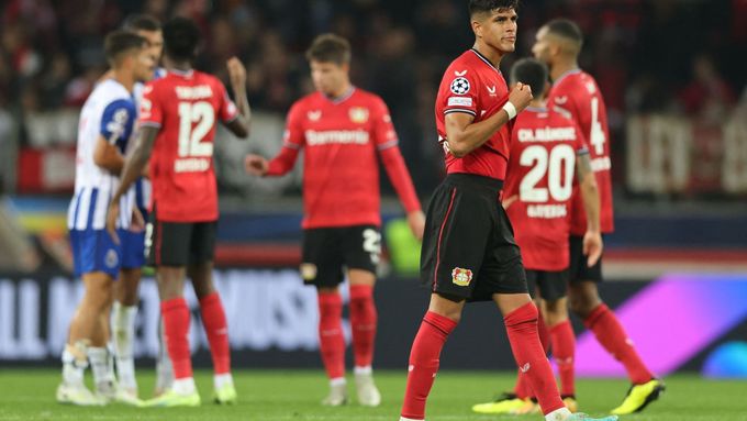 Zklamaní fotbalisté Leverkusenu po domácí prohře s FC Porto