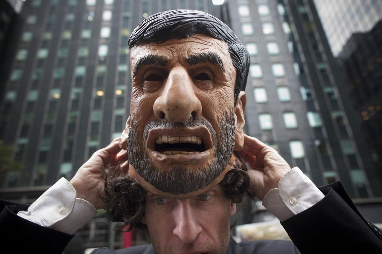 Foto: Jak loutky Ahmadínežáda a Asada křepčily u OSN v New Yorku