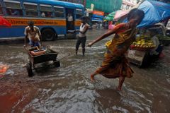 Povodně a sesuvy půdy v Nepálu a Indii si vyžádaly už desítky lidských životů