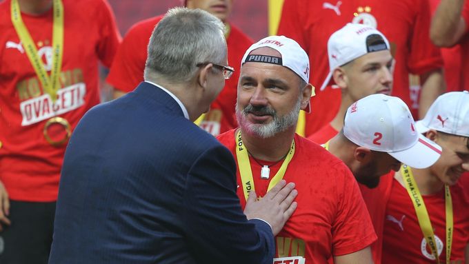 Jaroslav Tvrdík s trenérem Jindřichem Trpišovským v době, kdy Slavia získala titul