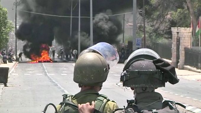 Palestinci se i druhý den dostali do potyček s izraelskými vojáky. První den protestů přišlo o život na šest desítek z nich.
