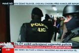Televize v přímém přenosu v hlavní zpravodajské relaci ukázala záběry několika mužů v černých uniformách - s přilbami, ozbrojených samopaly, jak stojí jen několik metrů od sálu, z něhož se vysílaly Události.