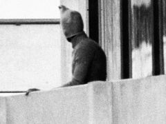 Fotografie jednoho z teroristů, který krátce vyšel 6. září 1972 na balkon v olympijské vesnici.