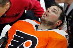 Video: Brankář Neuvirth zkolaboval během zápasu NHL, musel být převezen do nemocnice