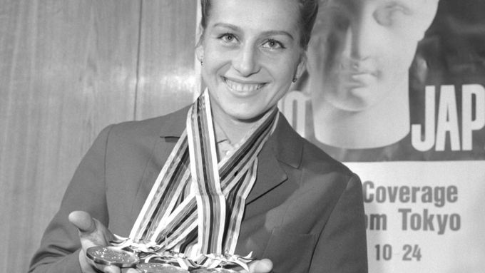 Portrét trojnásobné olympijské vítězky v gymnastice Věry Čáslavské s olympijskými medailemi z Tokia 1964.