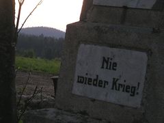 Už nikdy válku! Neobvyklý, pacifistický nápis na pomníku v Pohoří na Šumavě.