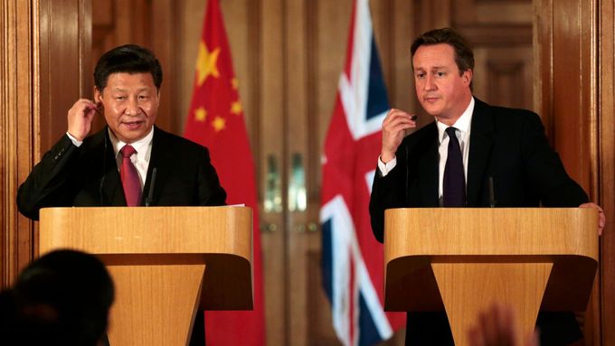 Čínský prezident Si Ťin-pching s britským premiérem Davidem Cameronem během své britské návštěvy.