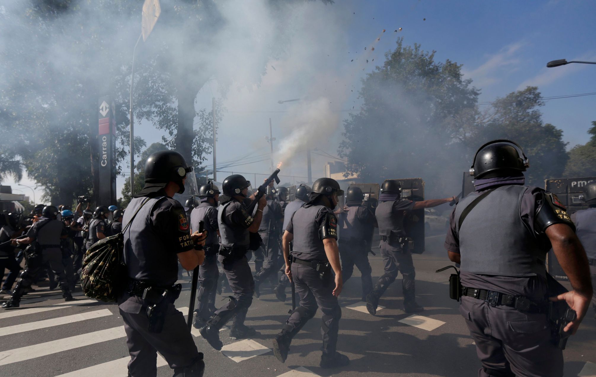 Policie bojuje s demonstranty v den zahájení MS (Sao Paulo)