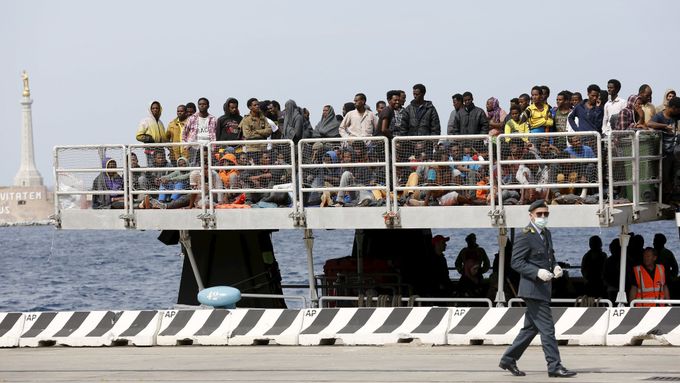 Migranti v sicilském přístavu, ilustrační foto.