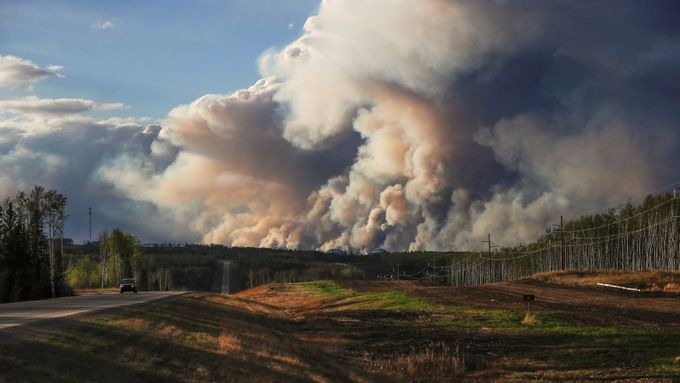 Lesní požár se šíří díky vysokým teplotám a silnému větru.