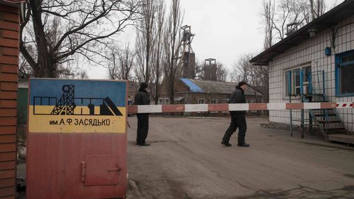 Hlídači u vjezdu do separatisty kontrolovaného areálu dolu Zasjadko na východě Ukrajiny.