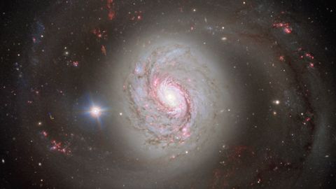 Teleskop zachytil galaxii Messier 77. Za jejím třpytem se ukrývá ničivá síla