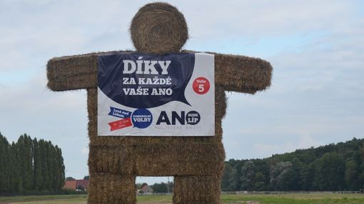 Farmáři v Polabí podporují svého šerifa (netradiční předvolební poutač hnutí ANO).