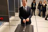 Také Rutte ve středu odvolil v časném dopoledni. Jeho návštěva volební místnosti v Haagu byla plná úsměvů - vzhledem k upadající popularitě Wilderse v průzkumech pomýšlel na vítězství.