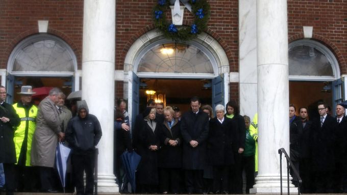 Guvernér Connecticutu Daniel Malloy si společně s celým Newtownem připomněl minutou ticha oběti masakru na základní škole Sandy Hook.