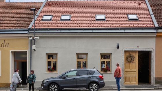 Na první pohled působí nenápadně, ale skrývá v sobě nečekané – útulnou kavárnu, jógové studio a byty. A hlavně silný příběh rodinného úsilí.