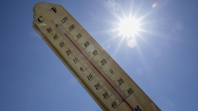 Vysoké teploty v Česku, teploměr, počasí - ilustrační foto