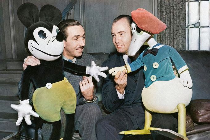 Walt Disney (vlevo) a dirigent Felix Mills s "Mickey Mousem" a "Kačerem Donaldem" v roce cca 1935. Kolorovaný snímek