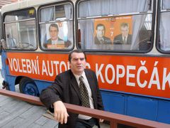 Kandidát do senátu Robert Kopecký. Vyvrhel ve vlastní straně, zbyla mu podpora důchodce Miloše Zemana.