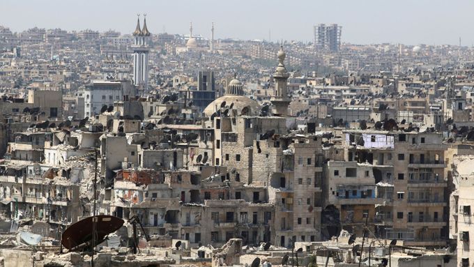 O Aleppo bojují syrské vládní jednotky podporované ruskou armádou a povstalci.