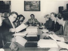 Kolegium děkana FF UK v čele s Antonínem Vaňkem (1988).