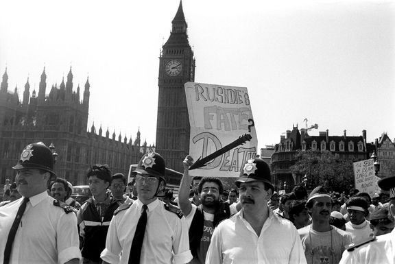 Protesty na londýnském Westminster Bridge proti vydání Satanských veršů, květen 1989.