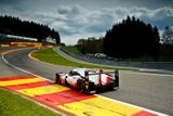 Porsche také první odjelo do slavné zatáčky Eau Rouge a během závodu se oba zbylé tovární týmy v elitní třídě prototypů LMP1 přetahovaly o vítězství.