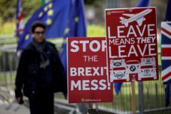 Teď, nebo nikdy. Britští konzervativci chtějí po debaklu brexit, i když bude divoký