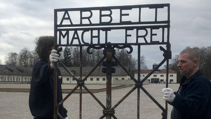 Do Dachau se vrátila ukradená brána s nápisem Arbeit macht frei.
