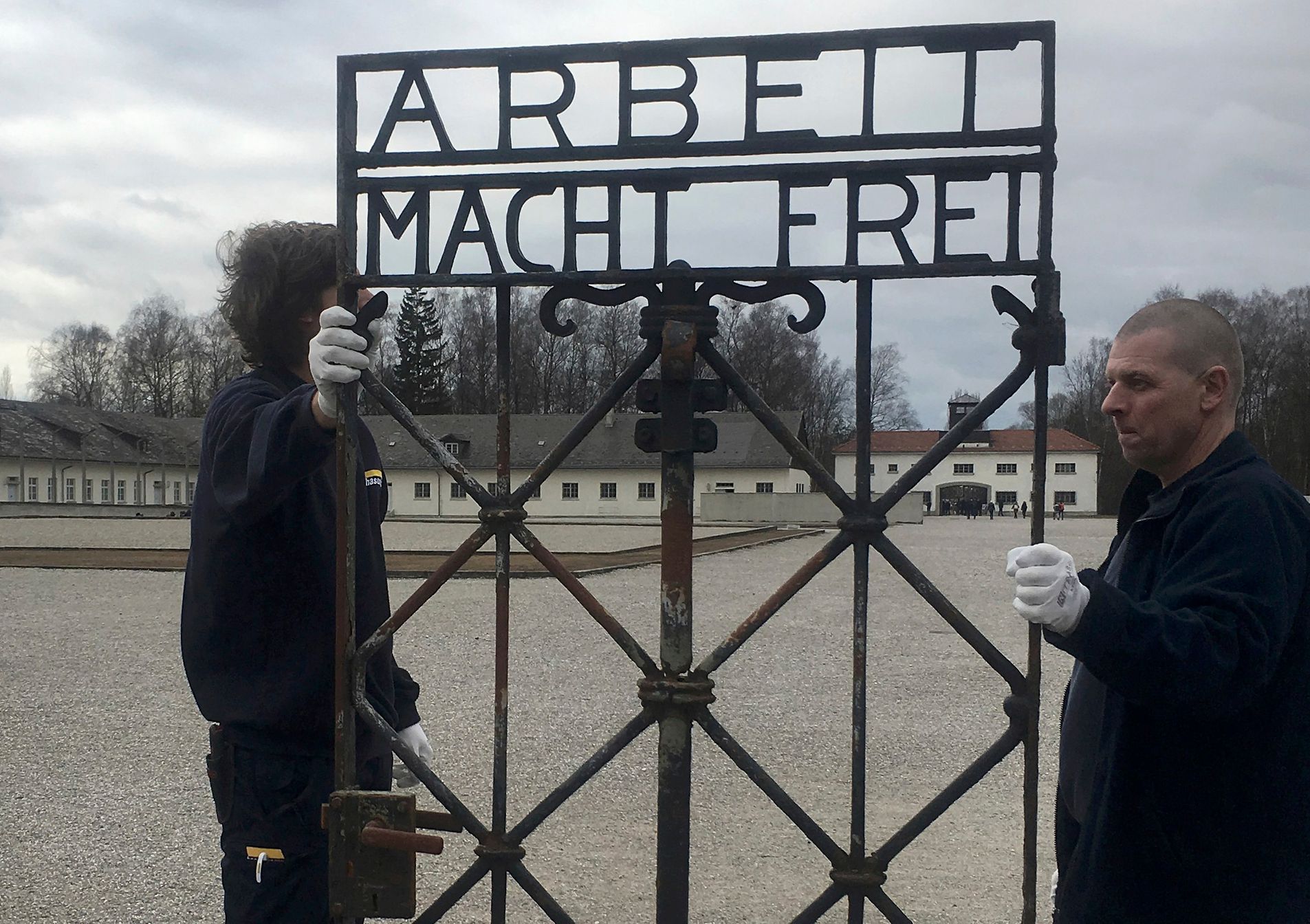 Do Dachau se vrátila ukradená brána s nápisem Arbeit macht frei.