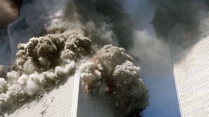 Jižní mrakodrap newyorského Světového obchodního střediska (WTC) se řítí v oblacích kouře k zemi poté, co do budov 11.září narazila v rozmezí 18 minut dvě letadla.