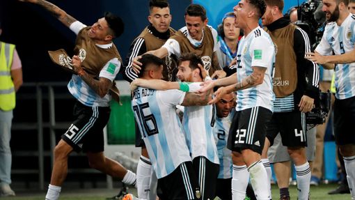 MS ve fotbale 2018: Marcos Rojo slaví gól Argentiny proti Nigérii