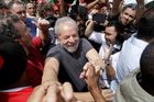 Odsouzený za korupci, přesto může být prezidentem. Lula je favoritem brazilských voleb