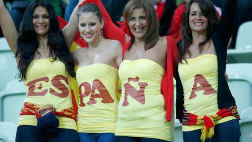Španělské fanynky před utkáním s Irskem ve skupině C na Euru 2012.