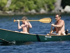 France's President Nicolas Sarkozy paddles a canoe with his son Louis on Lake Winnipesaukee while on vacation in Wolfeboro, New Hampshire August 4, 2007. REUTERS / Neal Hamberg (UNITED STATES)