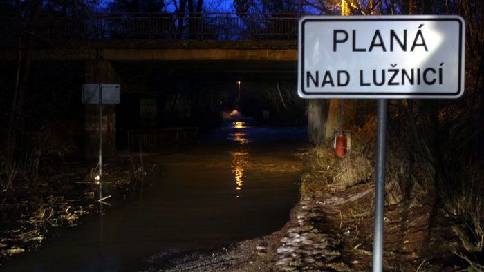 Vodohospodáři hlásí, že hladina Lužnice by se mohla zvednout ještě o 40-80 centimetrů. Starosta Chramosta říká: "O dalších opatřeních se rozhodne ráno."
