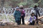 Migrační krize u Polska obrazem: "Je mi zima." Za ostnatým drátem jsou i malé děti