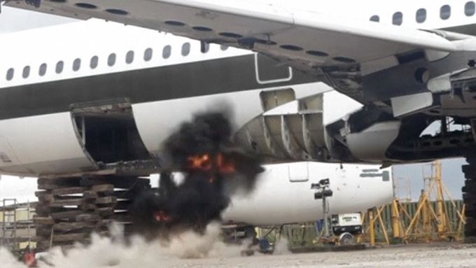 Evropští odborníci testují speciální podšívku vaku, aby dokázali, že může zadržet explozi v zavazadlovém prostoru letadla.