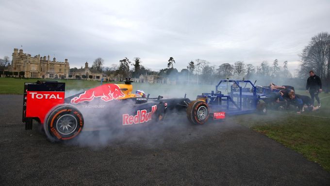 Podívejte se, jak se Daniel Ricciardo ve formuli 1 Red Bull přetlačoval s osmi ragbisty z profesionálního týmu Bath.