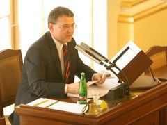 Poslední chvíle Lubomíra Zaorálka ve funkci předsedy Poslanecké sněmovny.