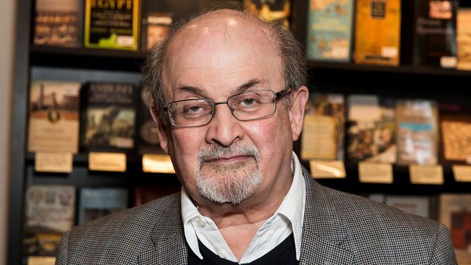 Salman Rushdie začátkem srpna málem zemřel při pokusu o atentát.