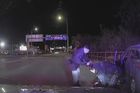 Video: V kradeném autě nejdřív pil pivo, pak policii ujížděl nebezpečnou rychlostí