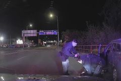 Video: V kradeném autě nejdřív pil pivo, pak policii ujížděl nebezpečnou rychlostí