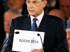 Prezident olympijského výboru Jacques Rogge právě oznamuje, že ZOH v roce 2014 uspořádá ruské Soči.