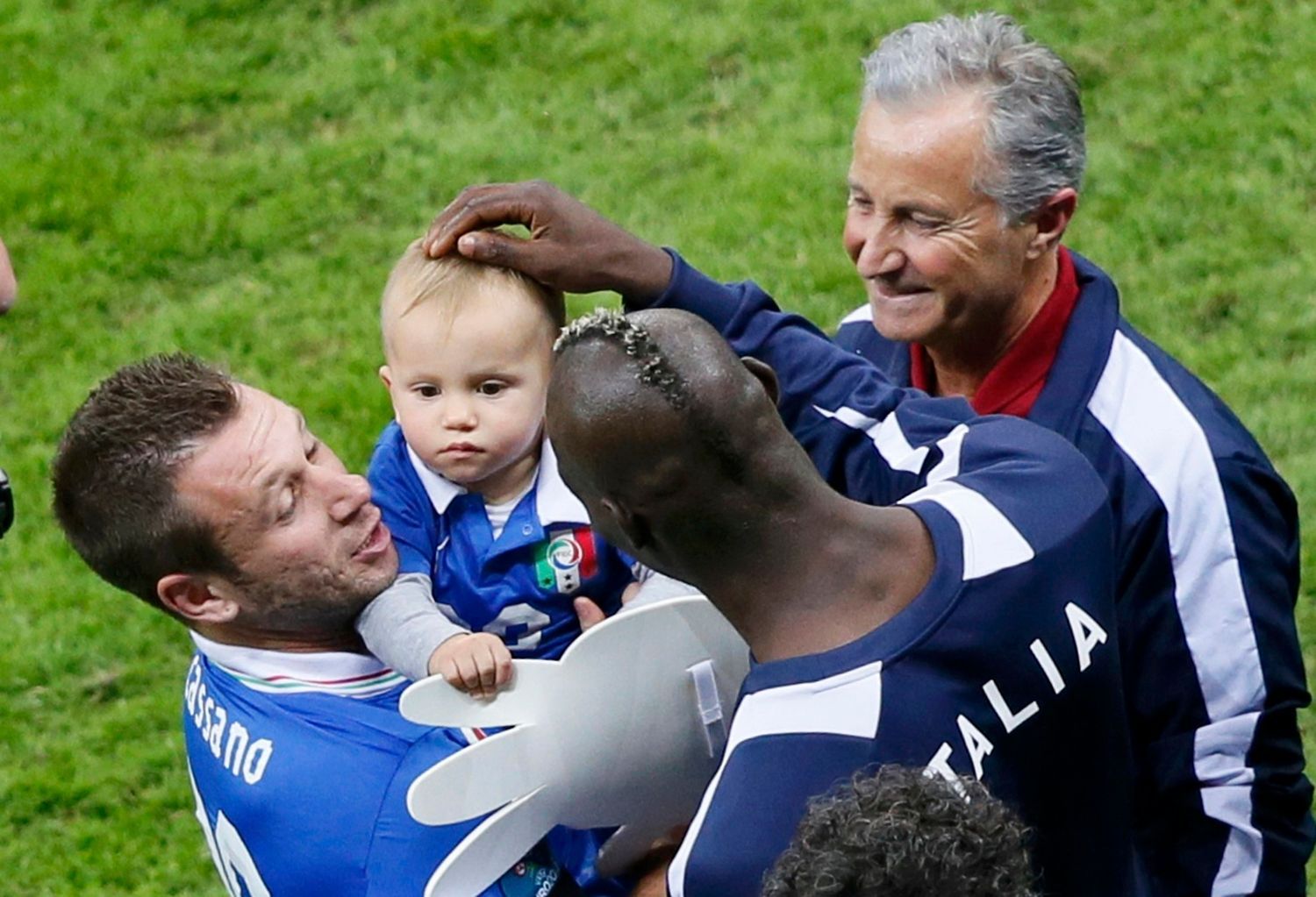 Mario Balotelli zdraví dítě Antonia Cassana po semifinálovém utkání Eura 2012 mezi Německem a Itálií.