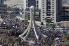Král Bahrajnu vyšel protestům vstříc, v Libyi se umírá