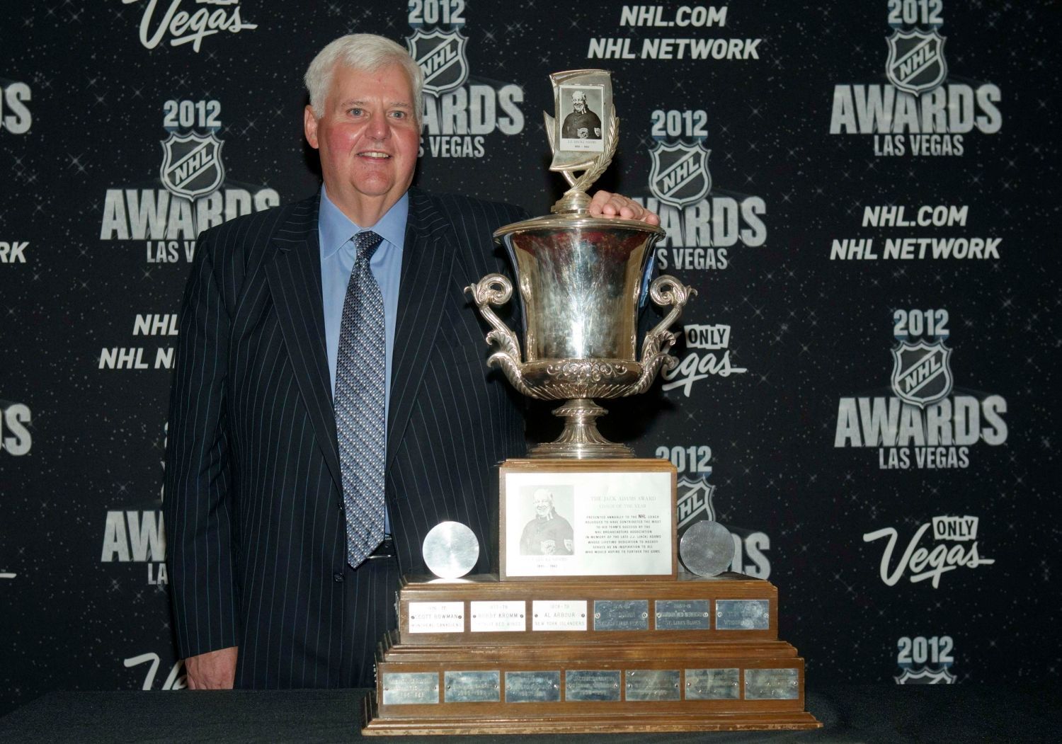 Hokejový trenér St. Louis Blues Ken Hitchcock pózuje s Jack Adams Award během předávání trofejí NHL v Las Vegas za sezónu 2011/12