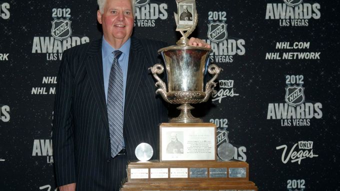 Hokejový trenér St. Louis Blues Ken Hitchcock pózuje s Jack Adams Award během předávání trofejí NHL v Las Vegas za sezónu 2011/12.