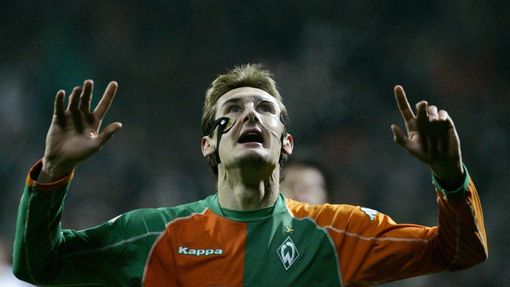 Brémský obránce Miroslav Klose se raduje z výsledku 4:0 proti Panathinaikosu Atény. (Brémy, 7.12.2005)