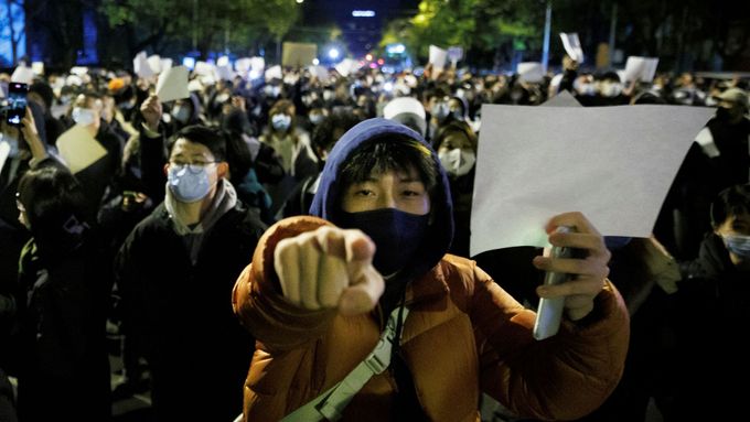 Protesty spustila nulová tolerance covidu. Lidi rozzlobilo, že se kolem čtvrtí s nákazou stavějí ploty, říká slovenský sinolog žijící v Šanghaji.